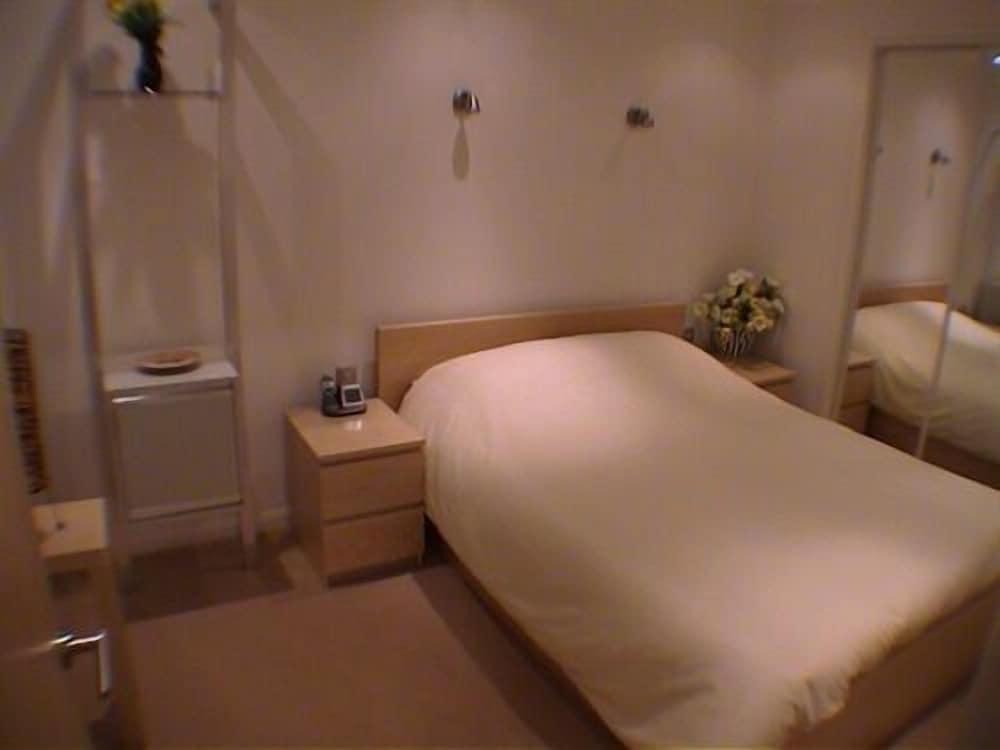 Earle House Serviced Apartments - Room