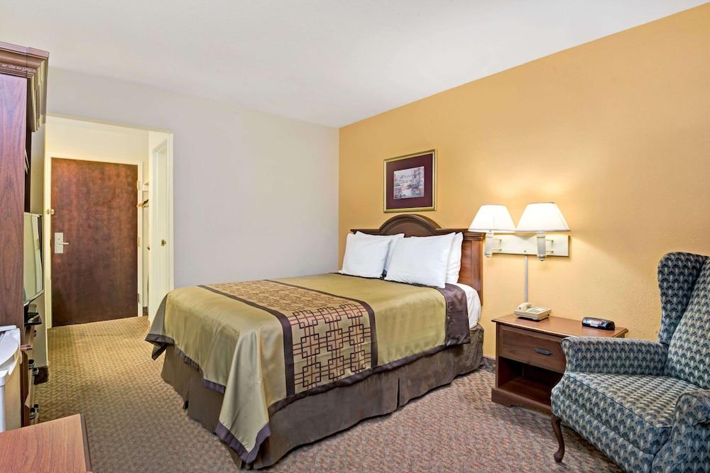 Days Inn & Suites by Wyndham Siler City - Room