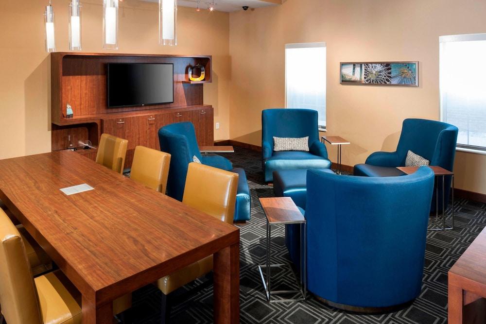 TownePlace Suites by Marriott Dallas Las Colinas - Lobby