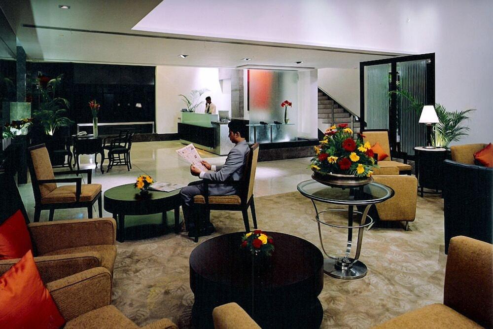 Centurion Hotel - Lobby Sitting Area