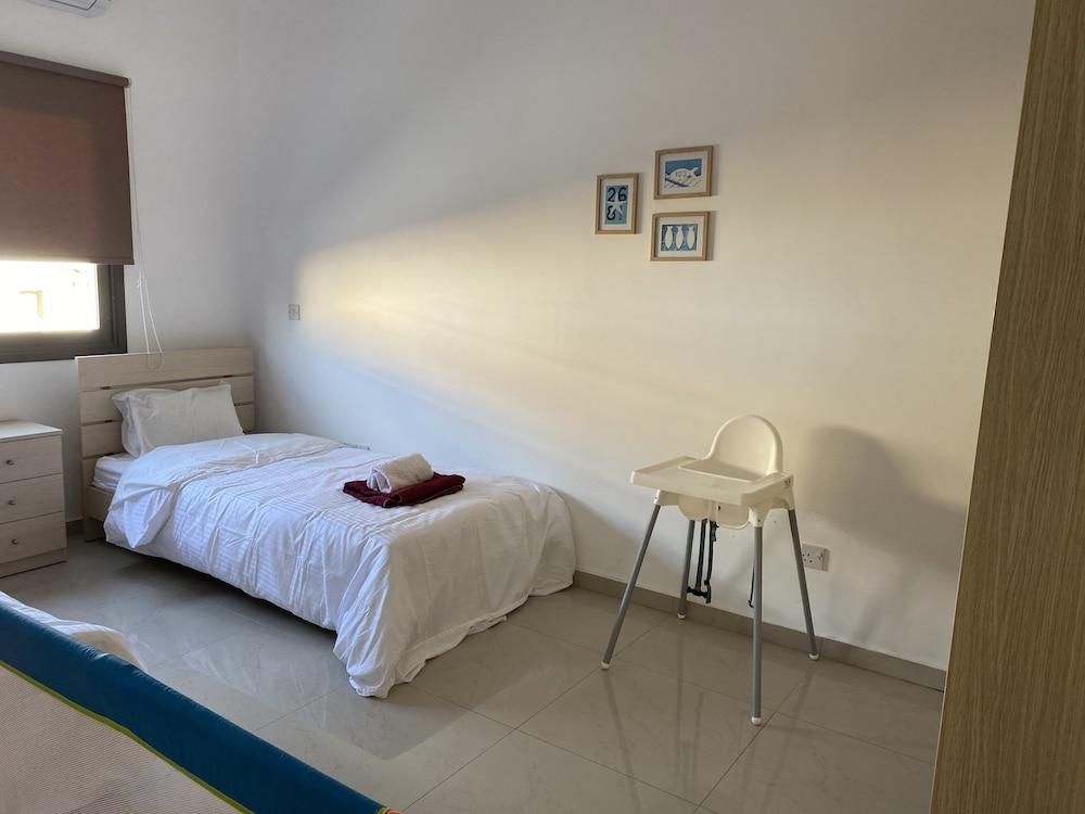 Beautiful and Modern Apartment in Oroklini, Cyprus - Room