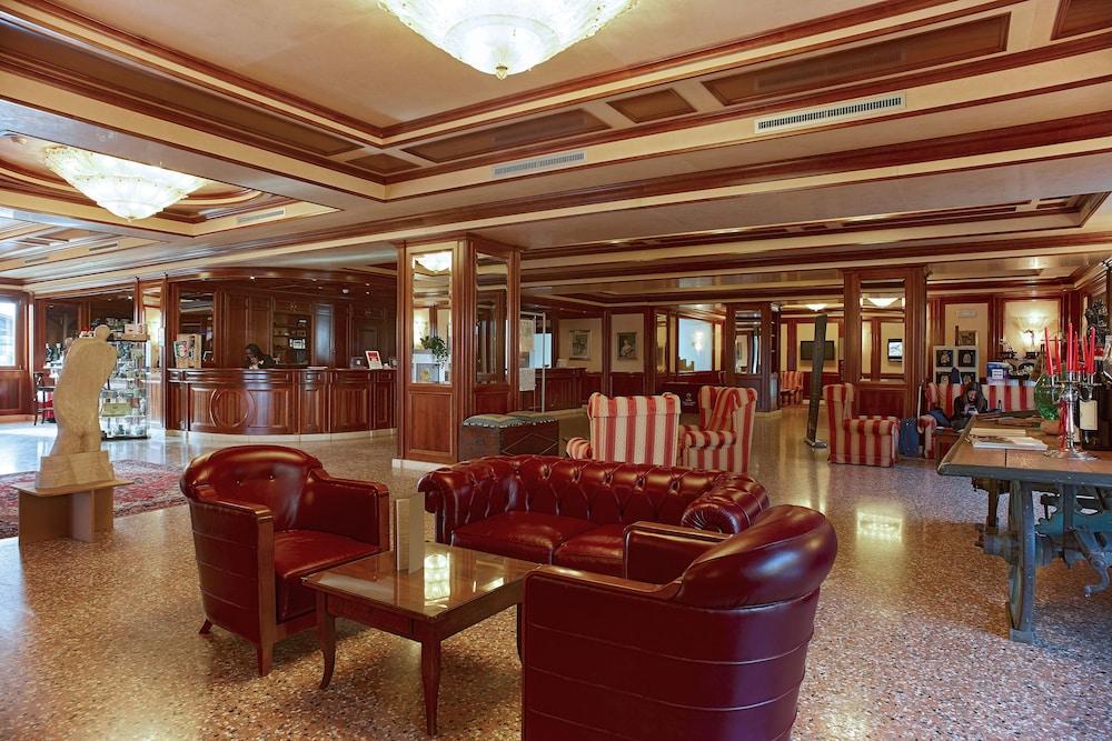 Villa Quaranta Tommasi Wine Hotel & Spa - Lobby Sitting Area