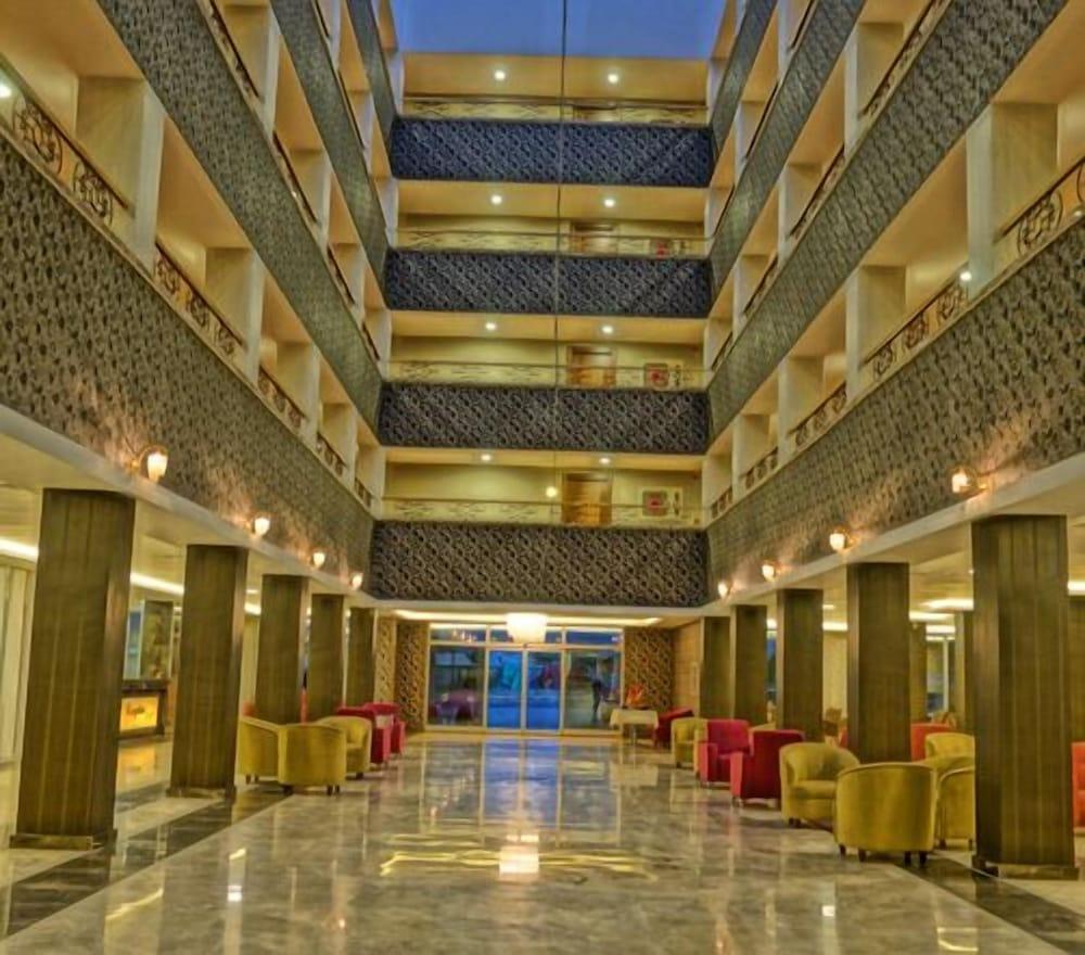 Grand Berti Hotel - Lobby