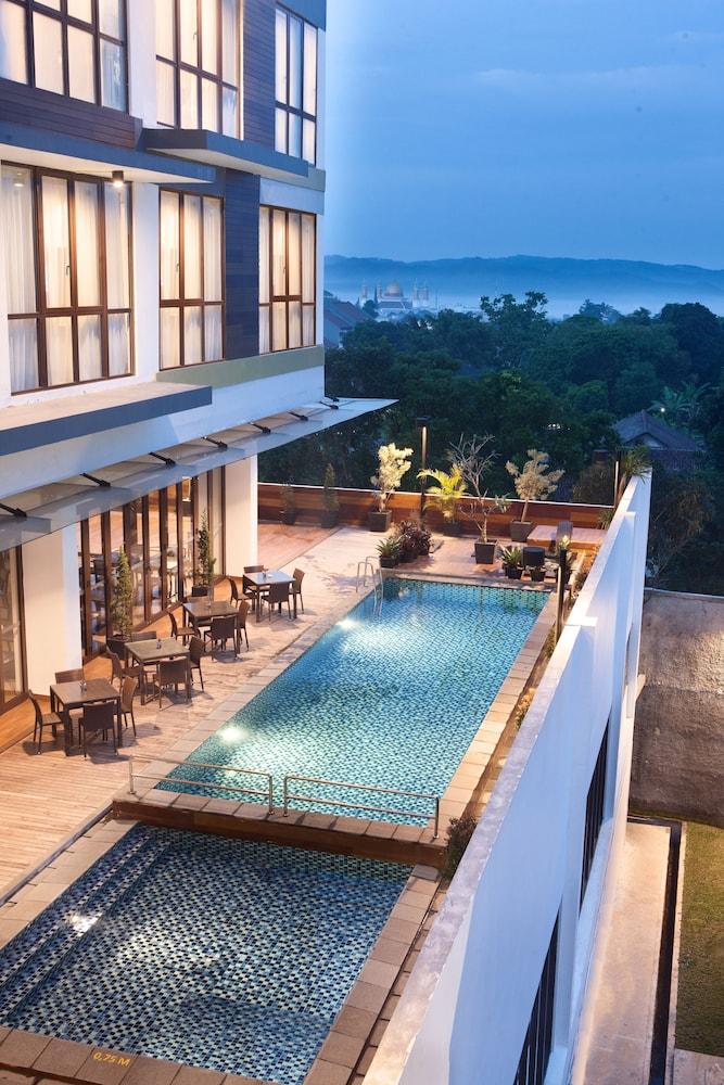 Hotel Santika Sukabumi - Pool
