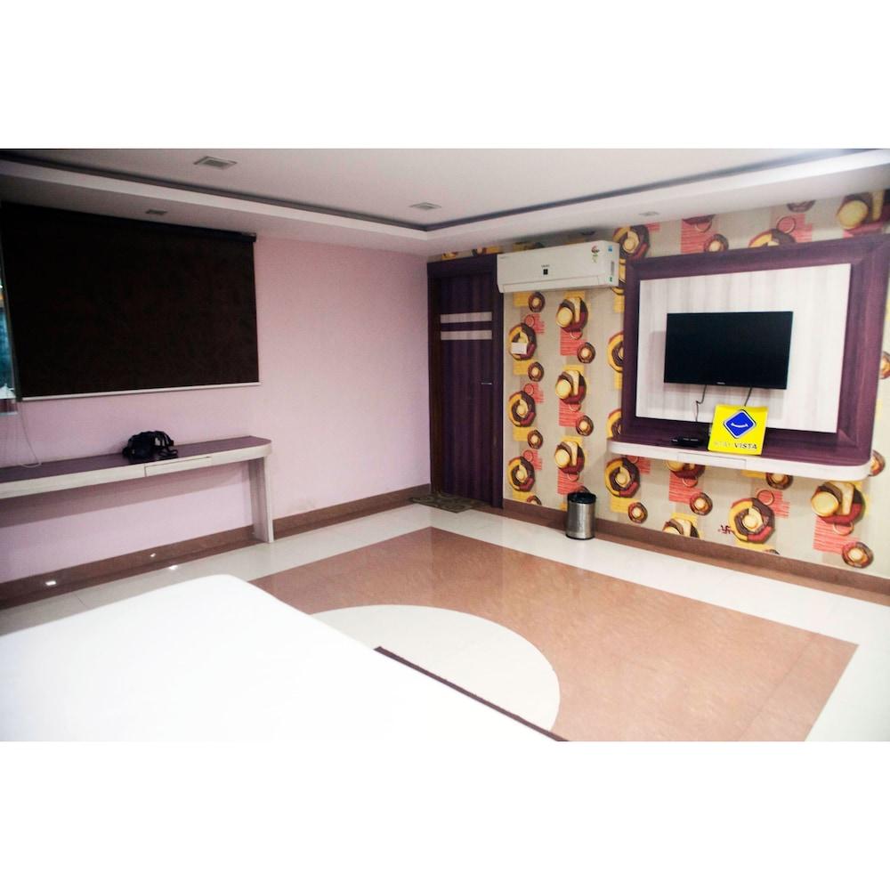 Vista Rooms At M.P Nagar - Room
