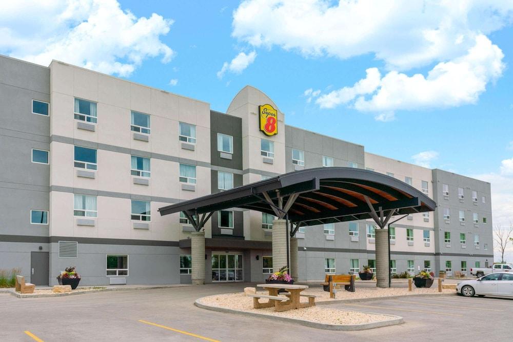 Super 8 by Wyndham Winnipeg East MB - Featured Image