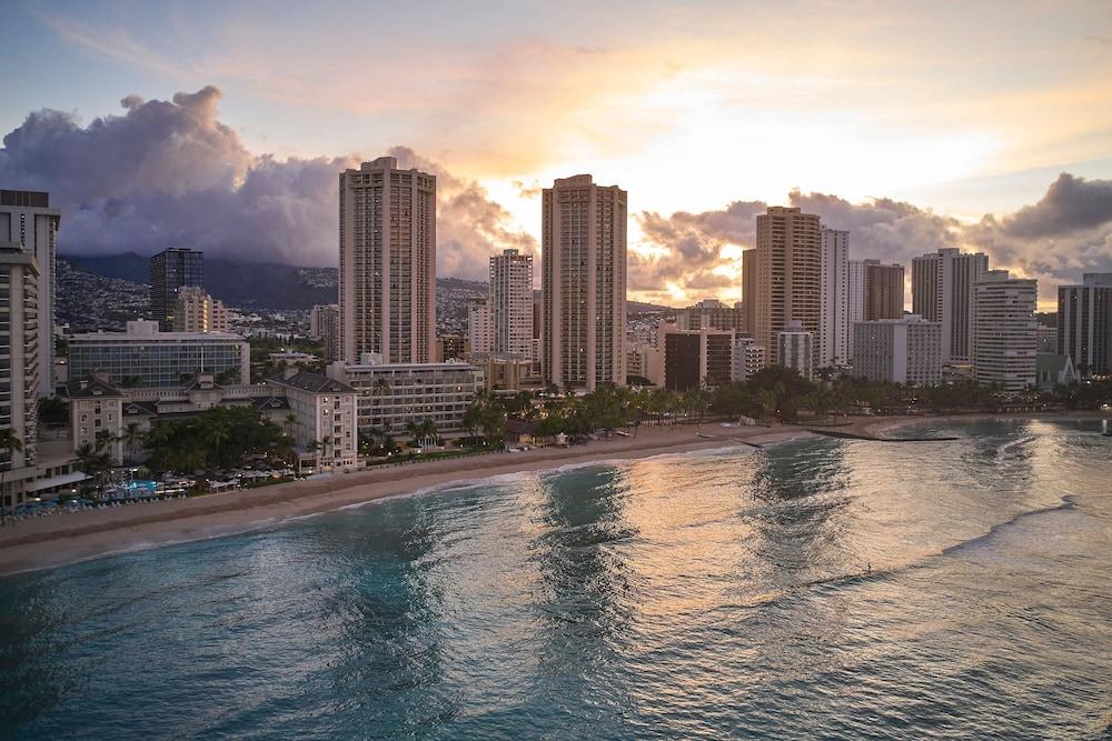 Moana Surfrider, A Westin Resort & Spa, Waikiki Beach - Exterior