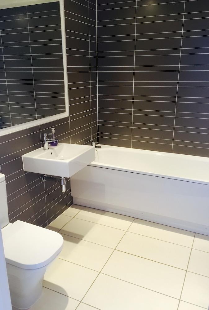 Capital Retreats Edinburgh - Bathroom