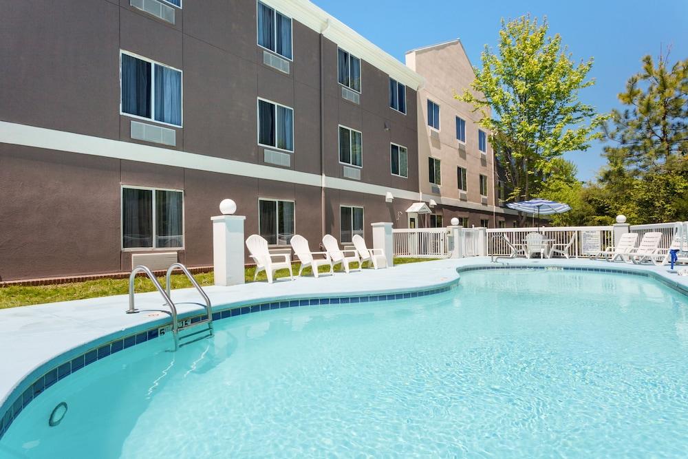 Holiday Inn Express Hotel & Suites Mebane, an IHG Hotel - Pool