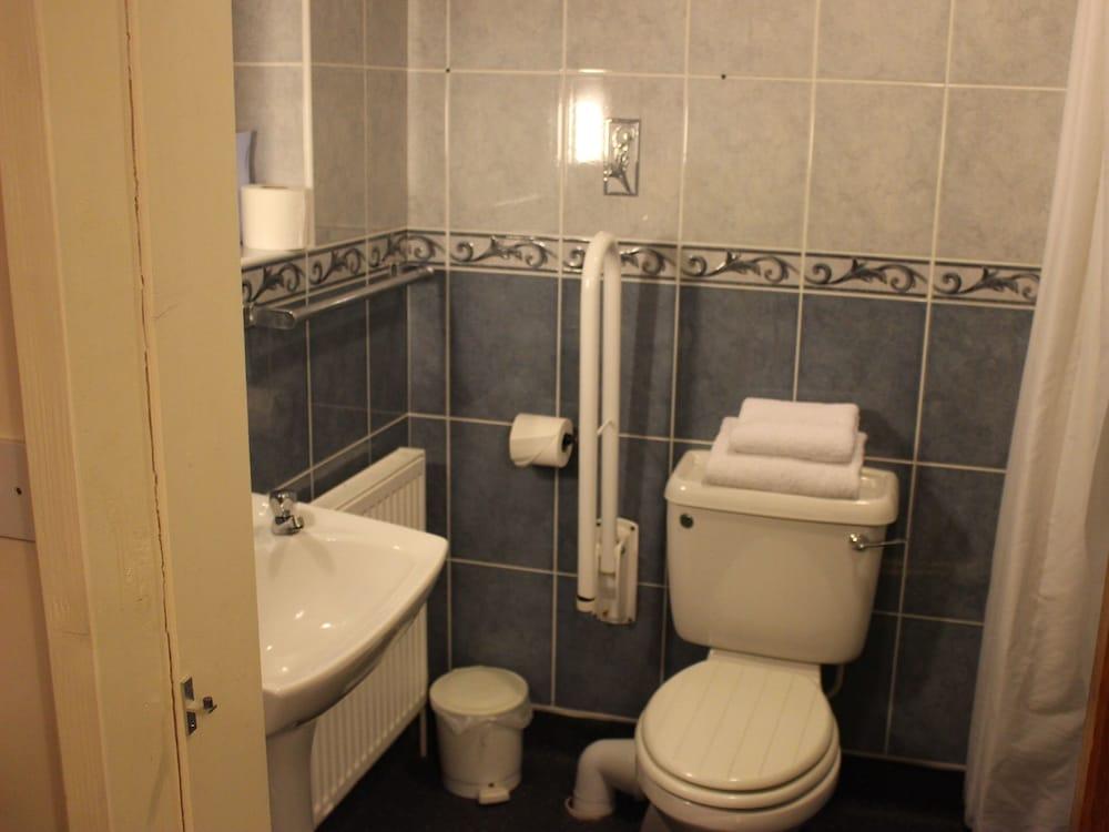 Oliver Twist Country Inn - Bathroom
