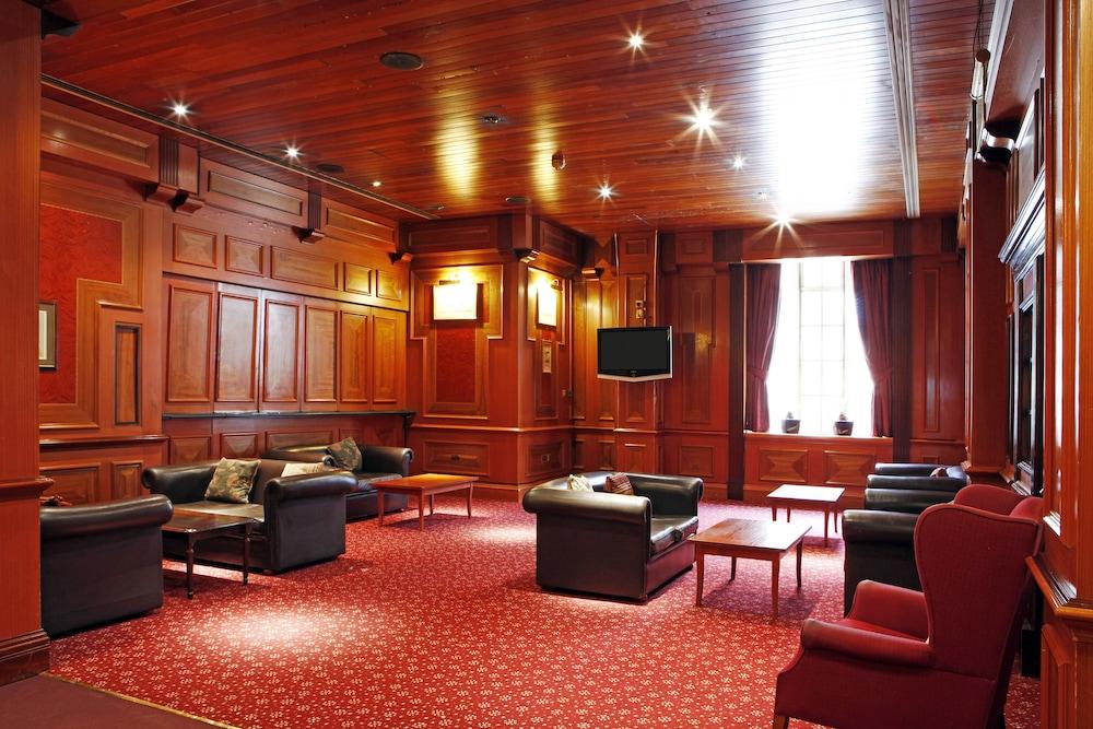 The Royal Hotel Hull - Lobby Sitting Area