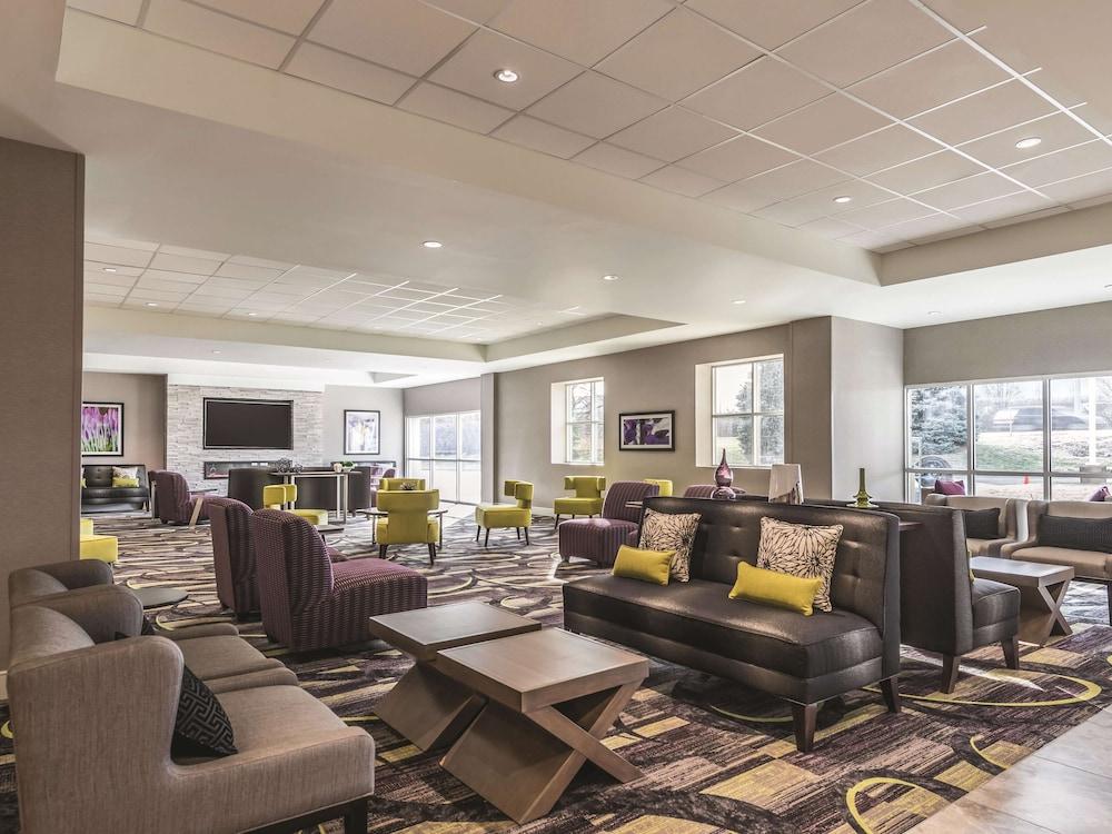 La Quinta Inn & Suites by Wyndham Cincinnati Sharonville - Lobby