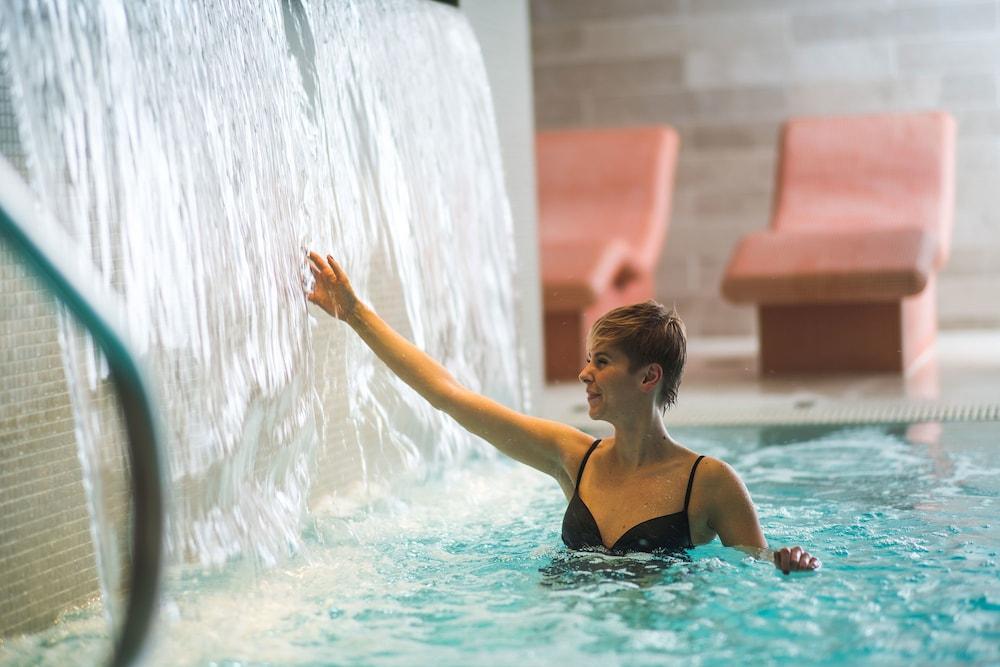 Apex City of Bath Hotel - Pool Waterfall