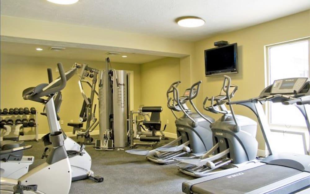 Citifront A 3 Bedroom Condo by RedAwning - Fitness Facility