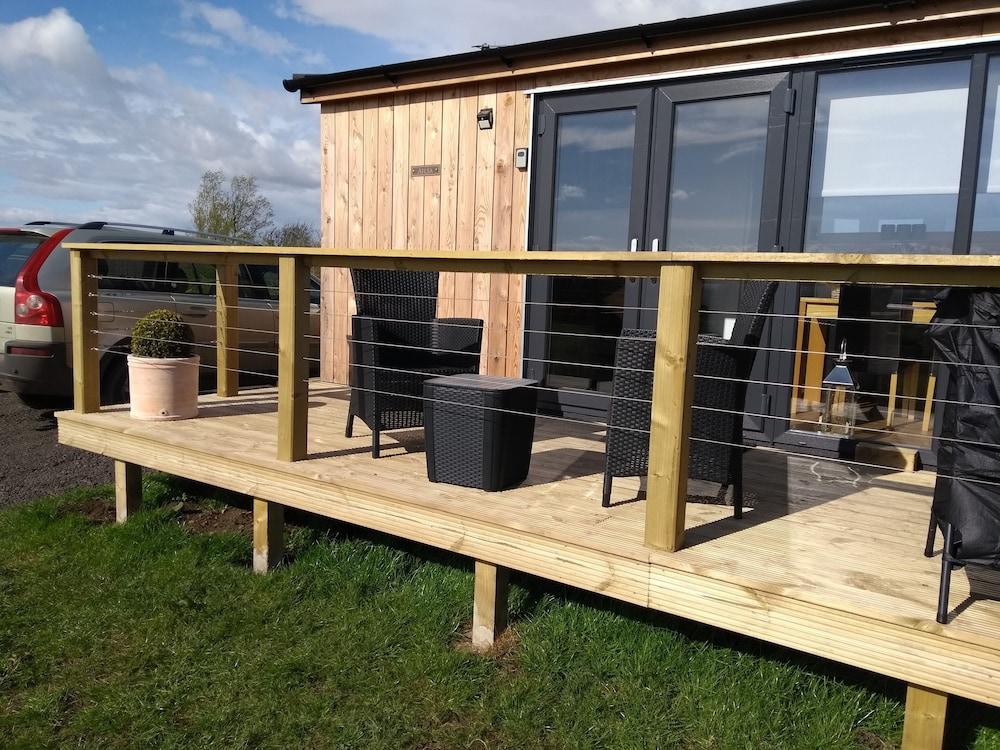 Cleeves Cabins, Arran Lodge With hot tub Luxury - Exterior