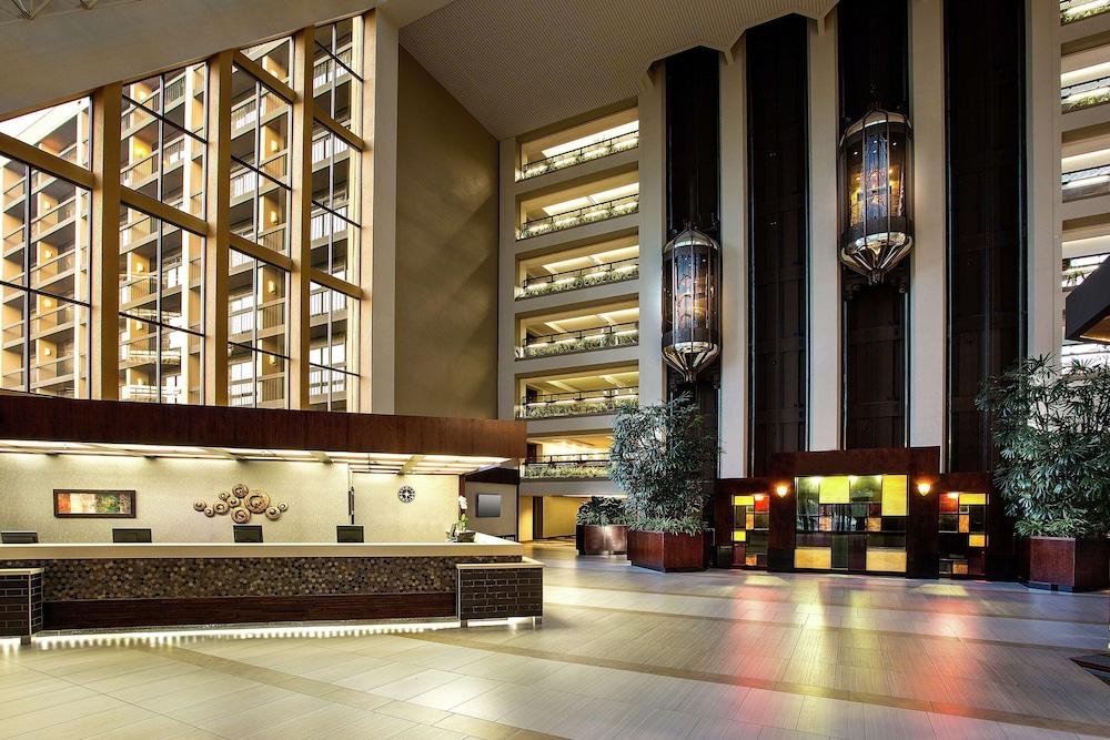 Hilton Bellevue - Lobby