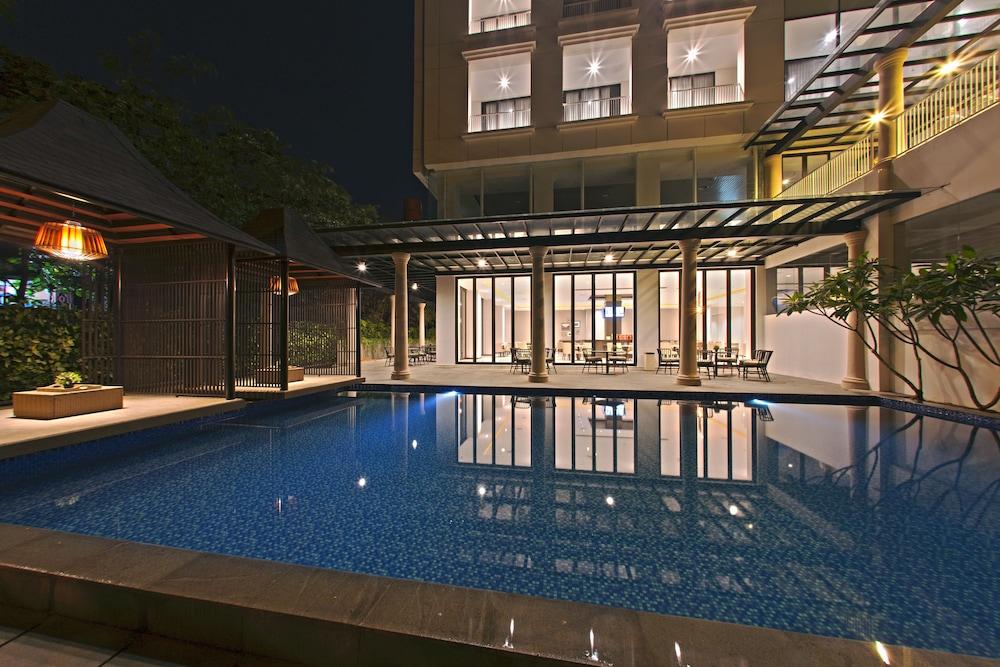 Royal Padjadjaran Hotel - Outdoor Pool