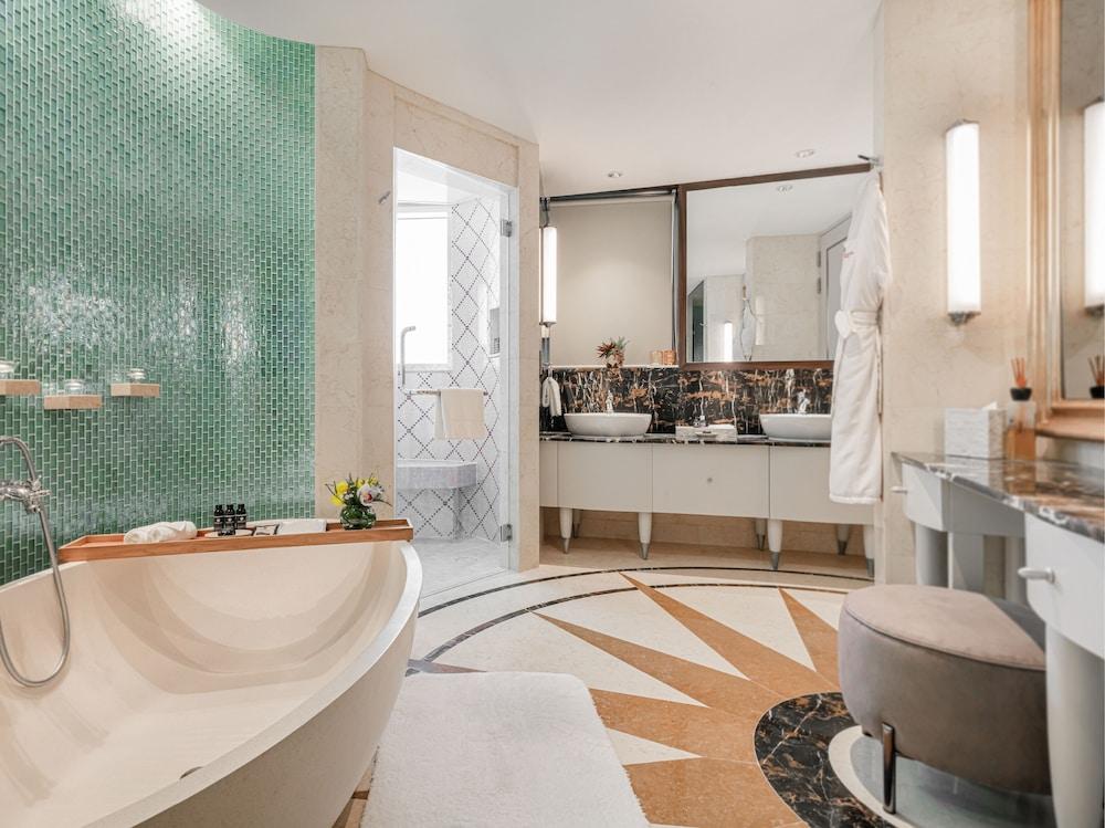 Resorts World Sentosa - Crockfords Tower - Bathroom