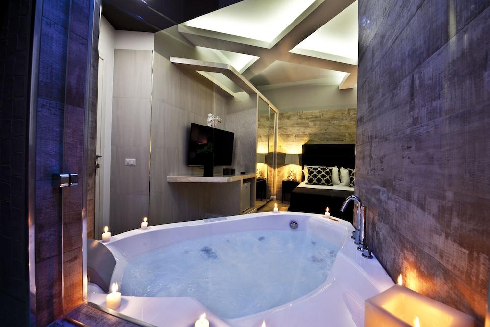 Corso Boutique Luxury Rooms - Private Spa Tub
