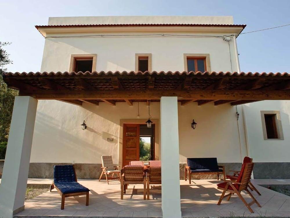 Detached Villa in an Excellent Location Near the Sea - Featured Image