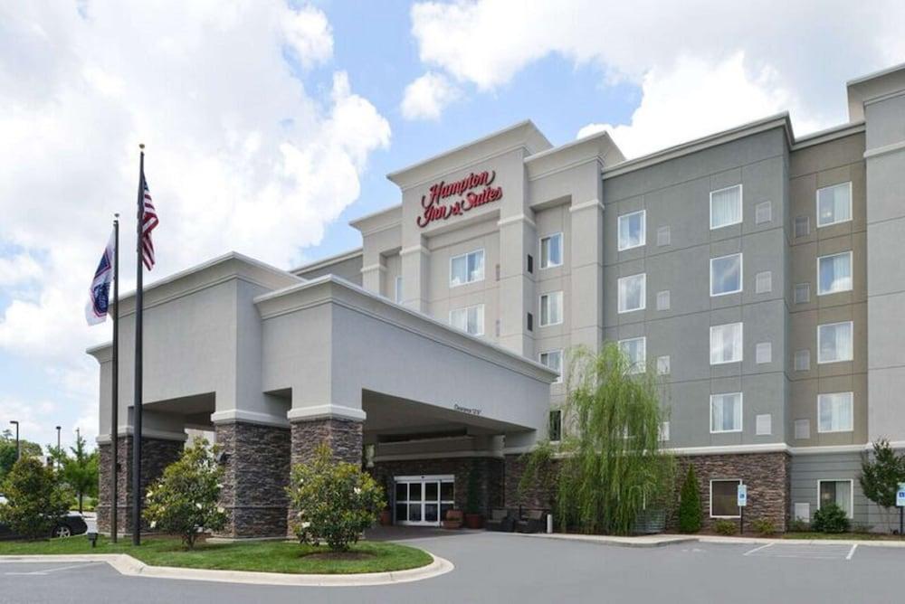 Hampton Inn & Suites Greensboro/Coliseum Area - Featured Image