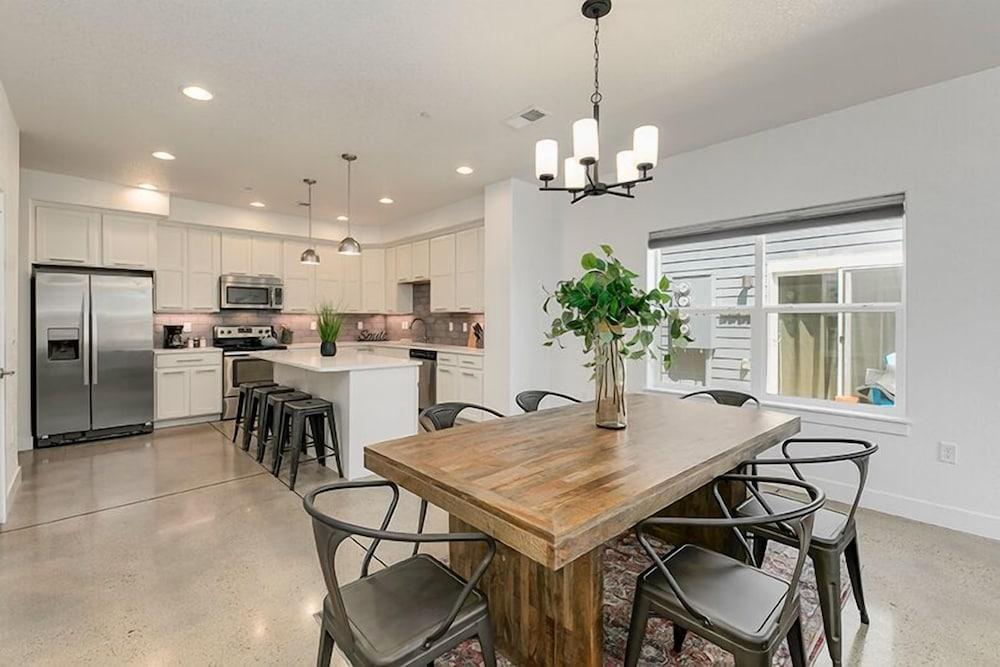 Gorgeous Townhome steps from the Brewery District! - Interior
