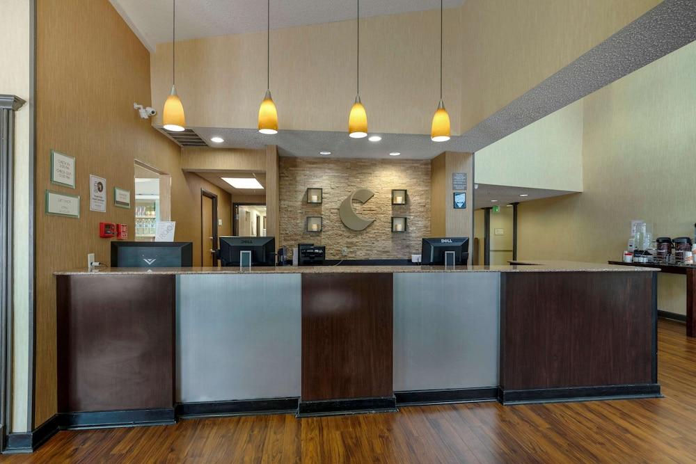 Comfort Suites DFW Airport - Lobby