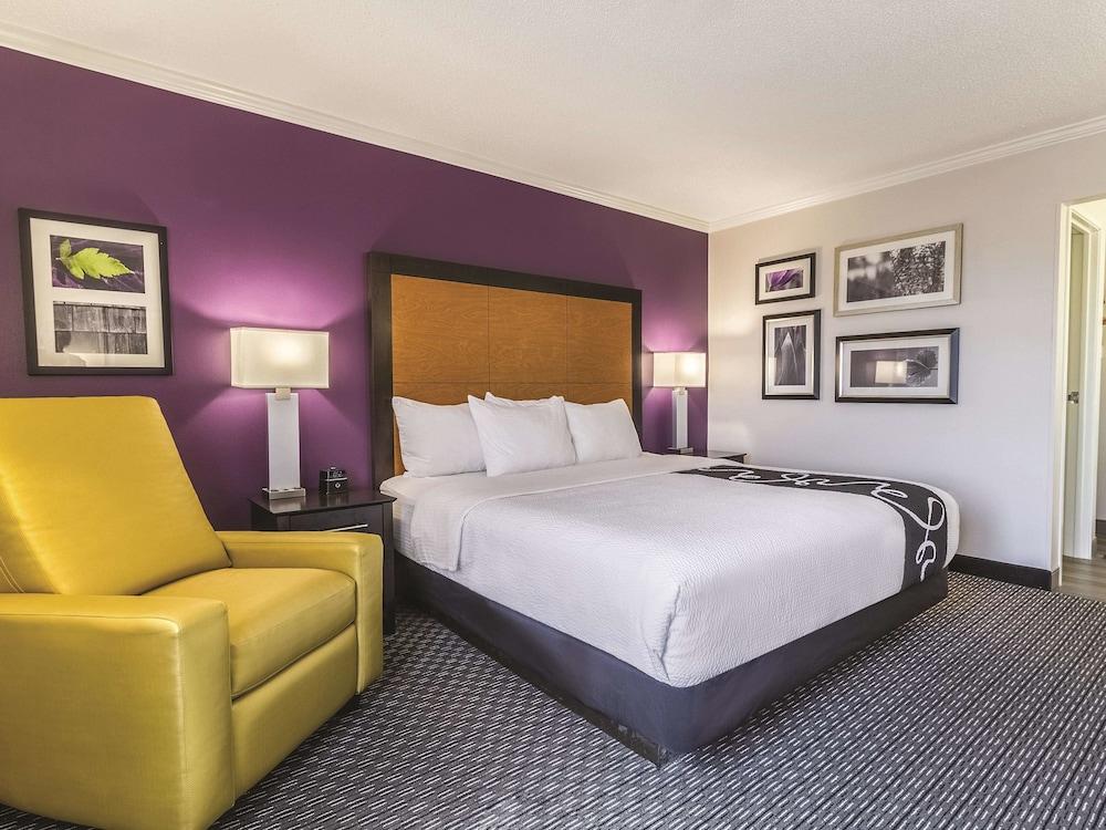La Quinta Inn & Suites by Wyndham Cleveland - Airport North - Featured Image