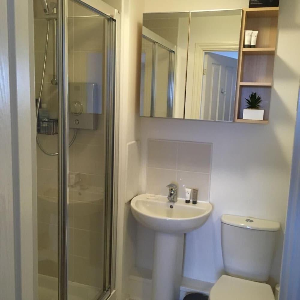 Avery Mews - Apartment - Bathroom