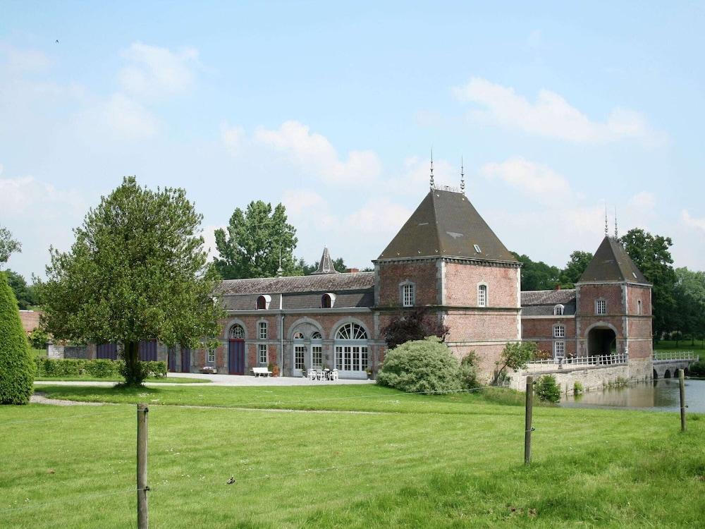 Holiday Home for 10 People set in Castle Grounds Dating Back to the 18th Century - Featured Image