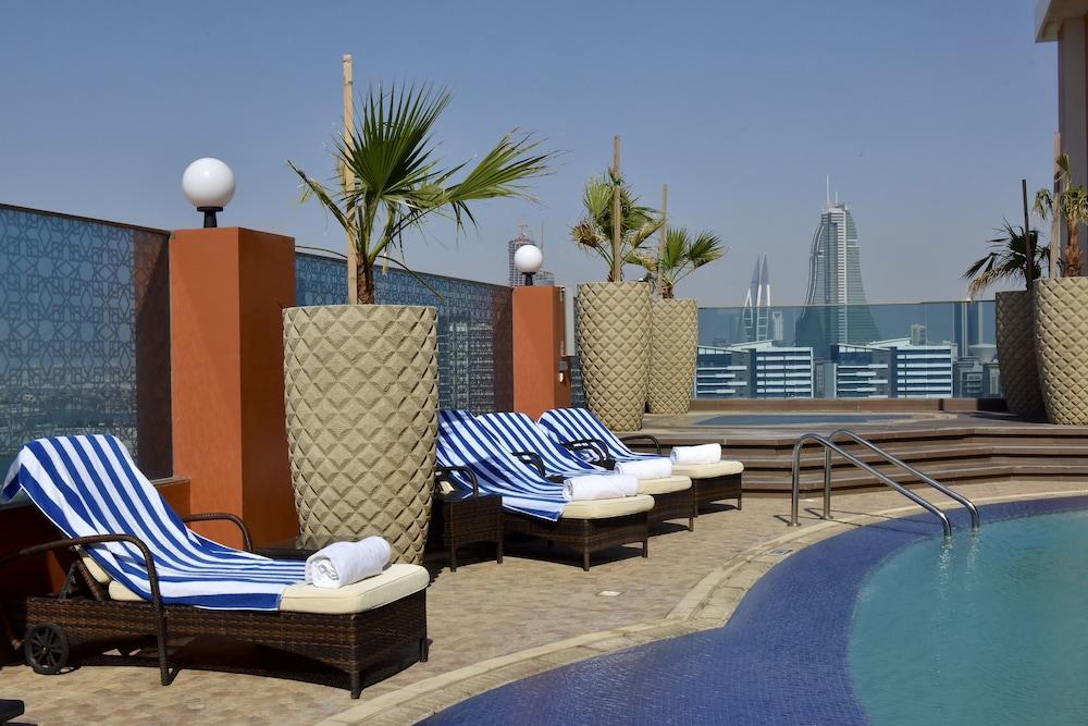 Ramada by Wyndham Manama City Centre - Outdoor Pool