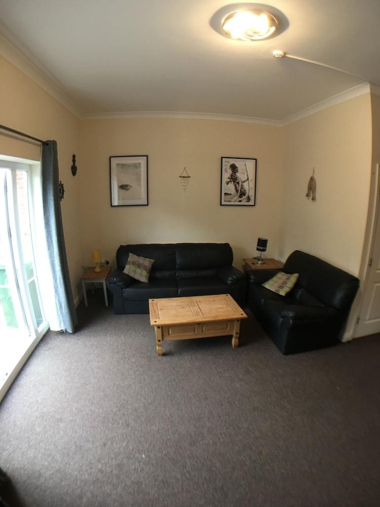 Blackberry House - Sleeps 6 with Parking and Netflix TV - Living Room