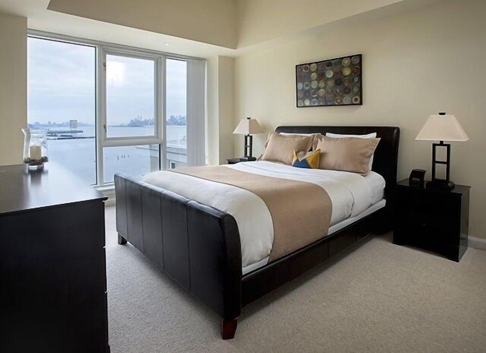 Premier Furnished Apartment at The Pier - Room