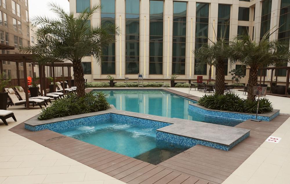 Pride Plaza Hotel Aerocity New Delhi - Outdoor Pool