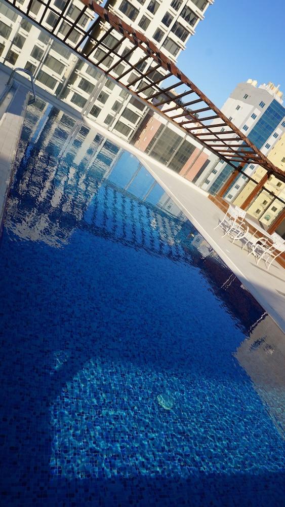 Al Kout Beach Hotel - Outdoor Pool