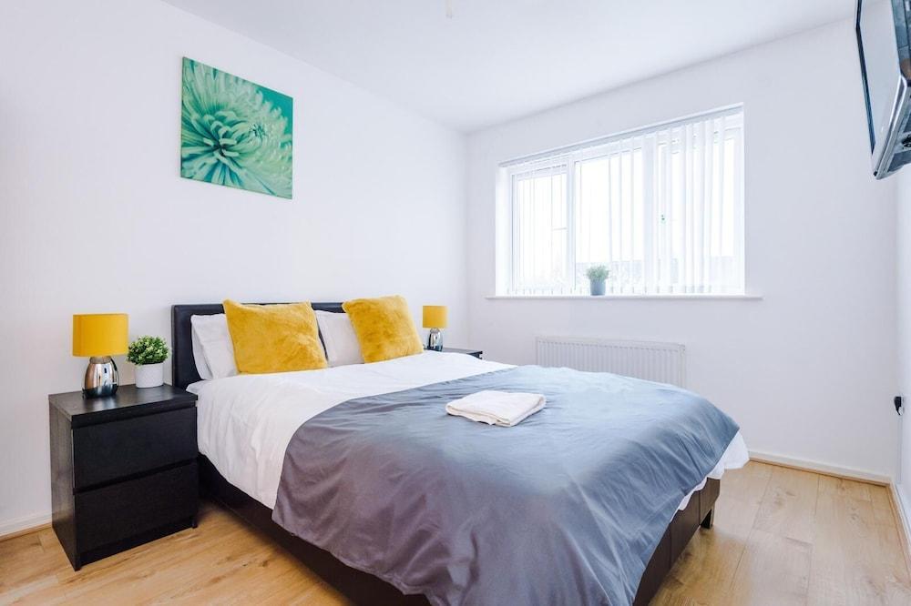 Beautiful 3-bed House in Salford, - Room