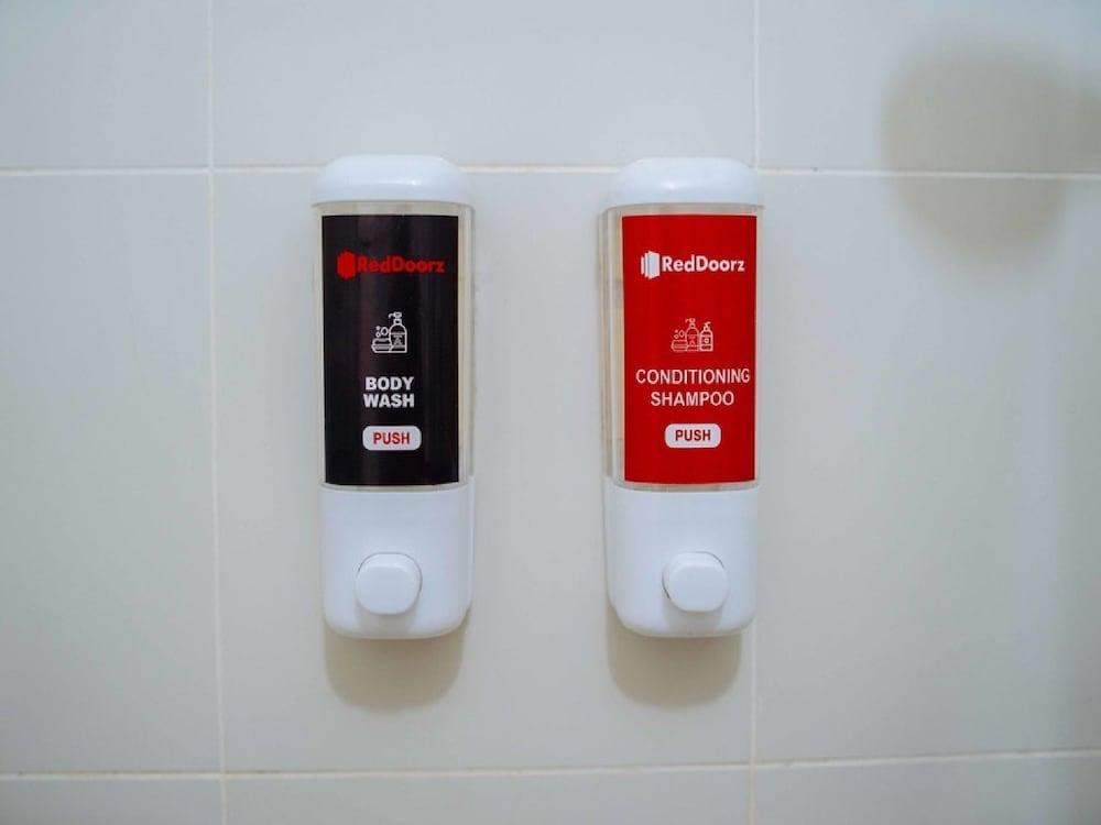 RedDoorz Premium @ SMDC Taguig - Bathroom
