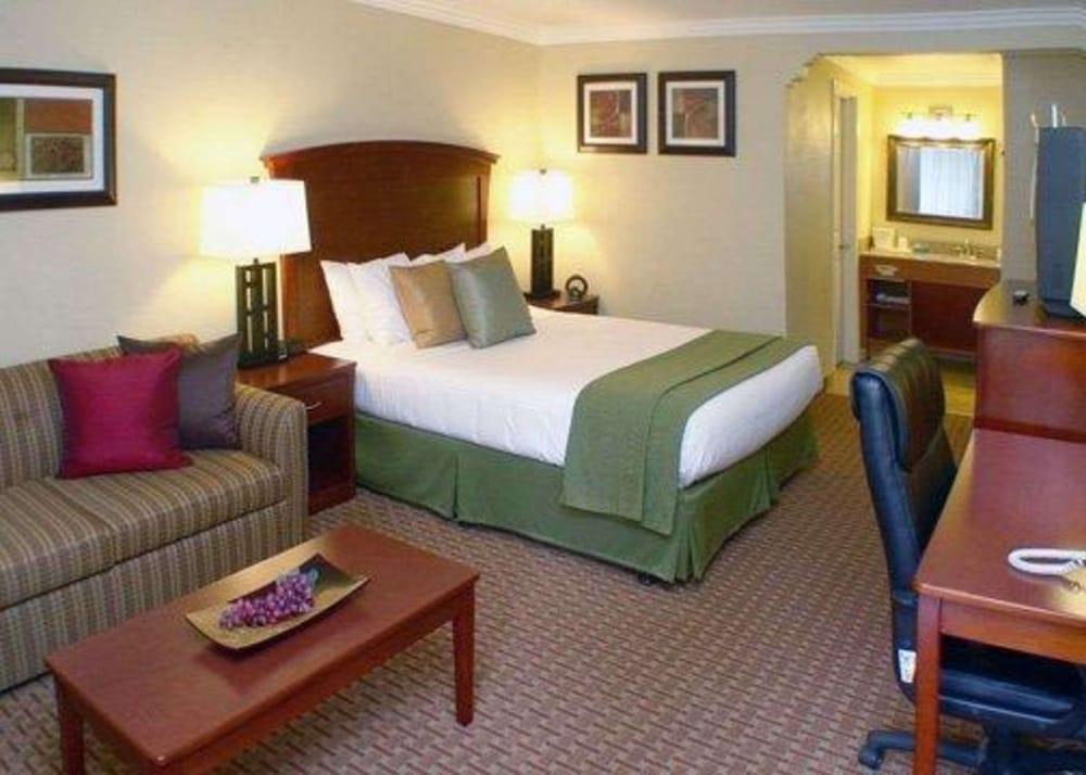 Quality Inn & Suites, Santa Cruz Mountains - Room
