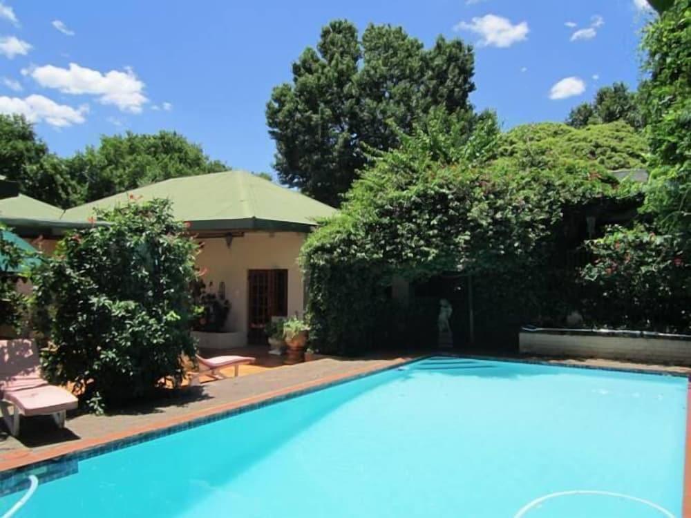 Village Green Guest House - Outdoor Pool