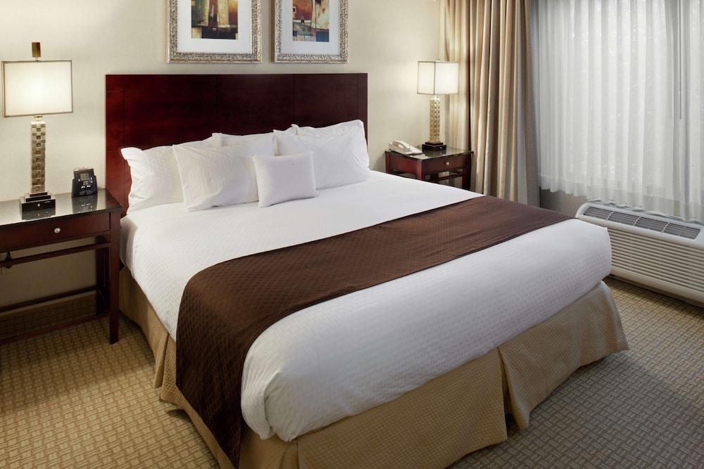 DoubleTree by Hilton Charlotte Airport - Room