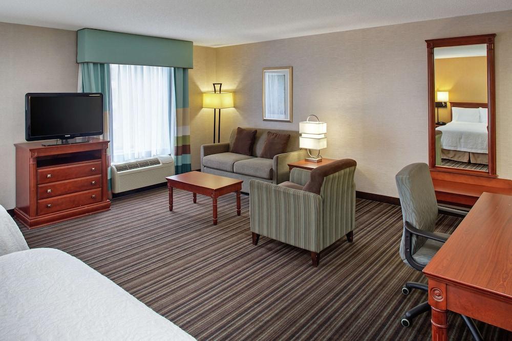 Hampton Inn & Suites by Hilton Toronto Airport - Room