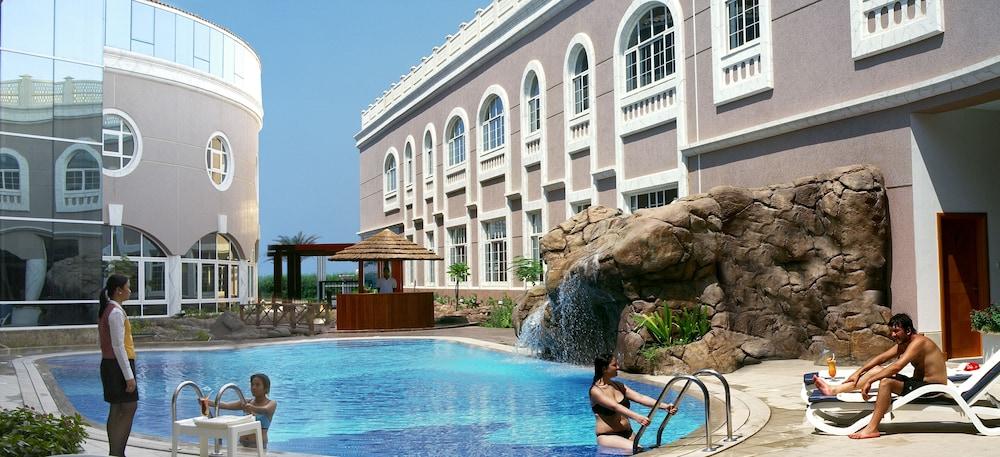 Sharjah Premiere Hotel Resort - Outdoor Pool