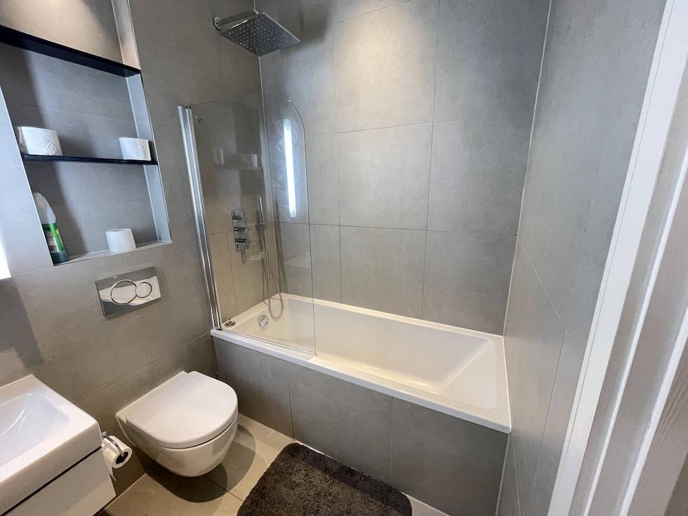 Stunning 1-bed Deluxe Apartment in Slough - Bathroom