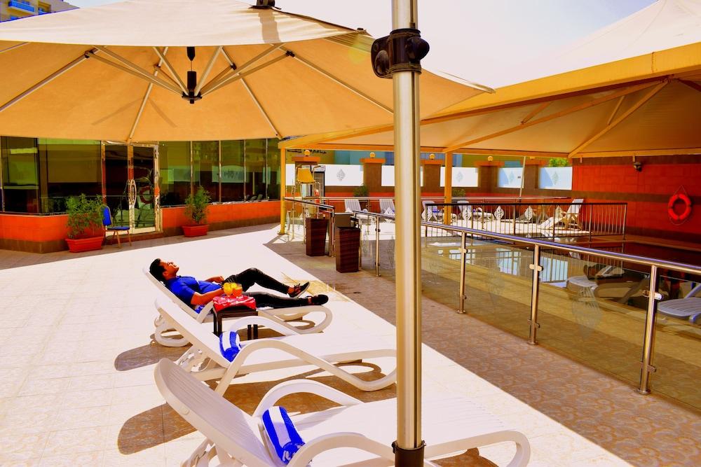 شقق إمريتس ستارز الفندقية دبي - Outdoor Pool