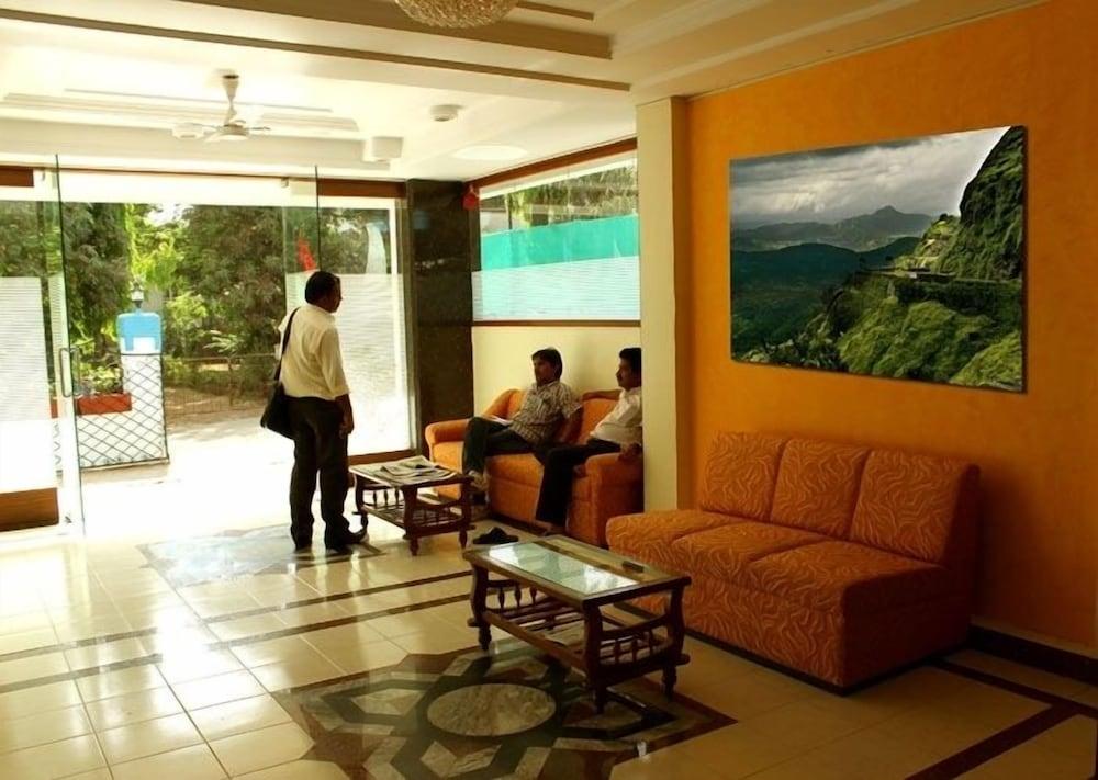 Sunrise Hill Resort - Lobby Sitting Area