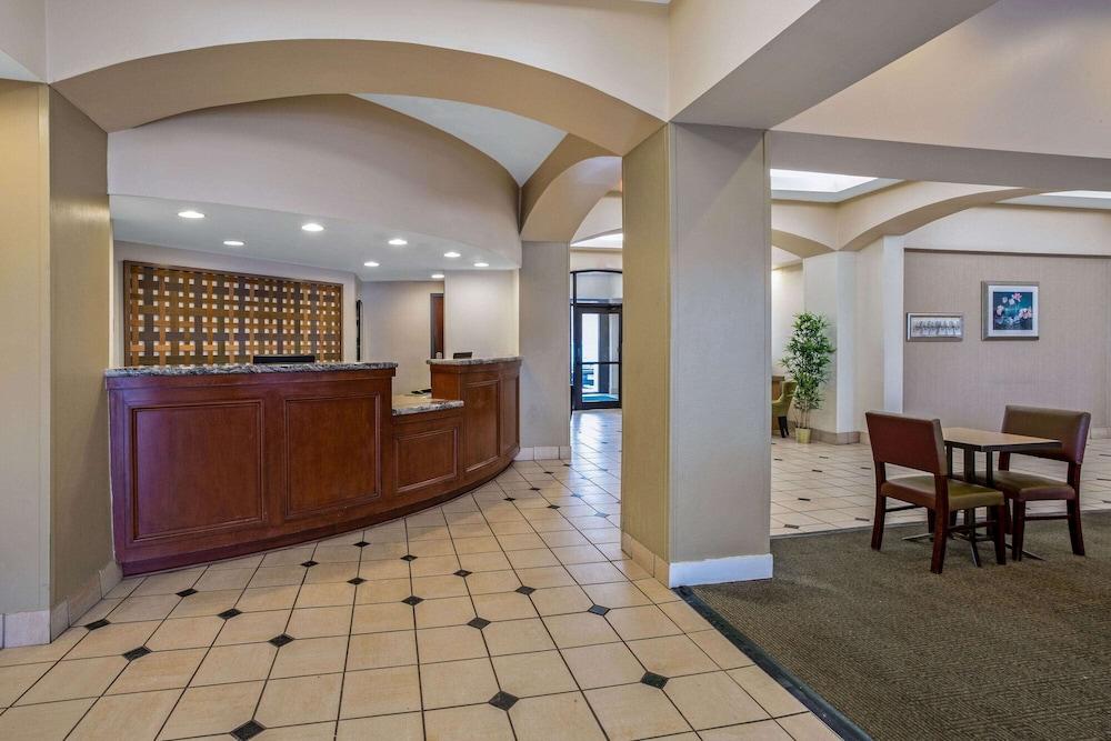 La Quinta Inn & Suites by Wyndham New Haven - Lobby