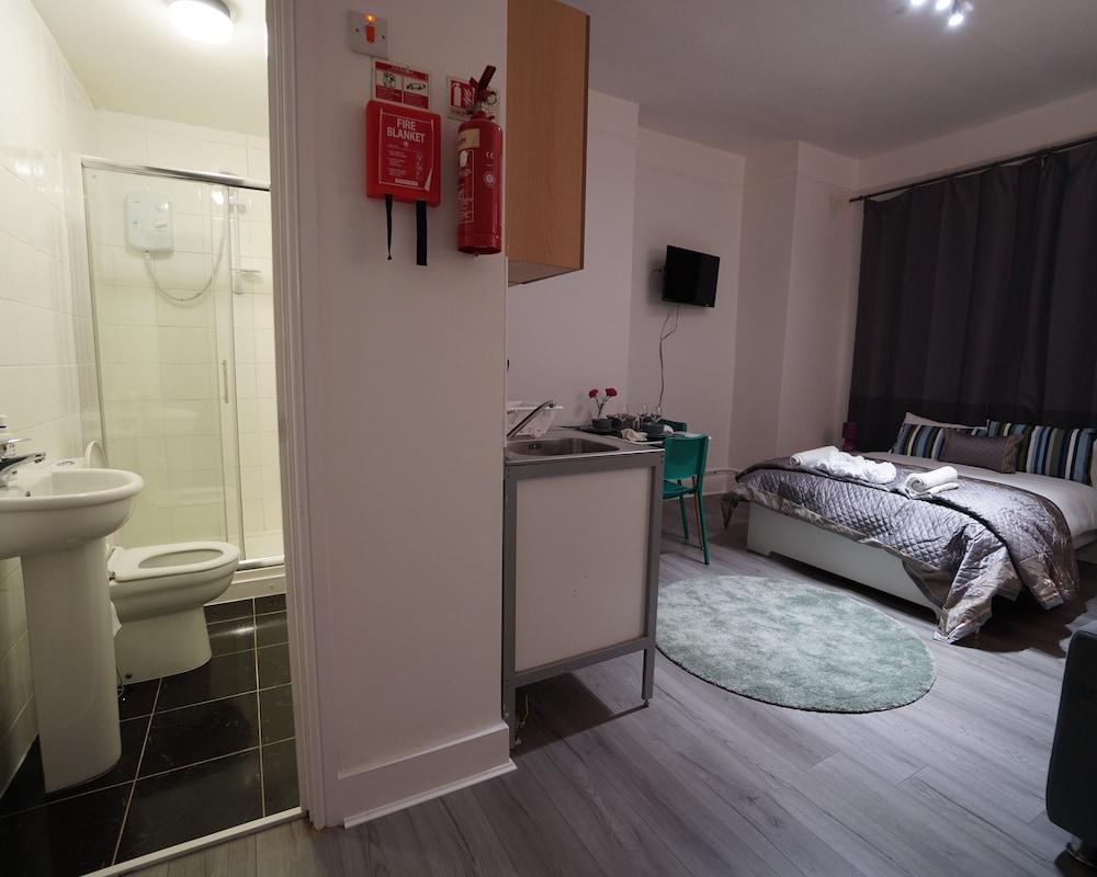 London Queens Apartments - Room