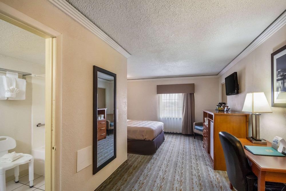 Quality Inn & Suites Kansas City - Independence I-70 East - Room