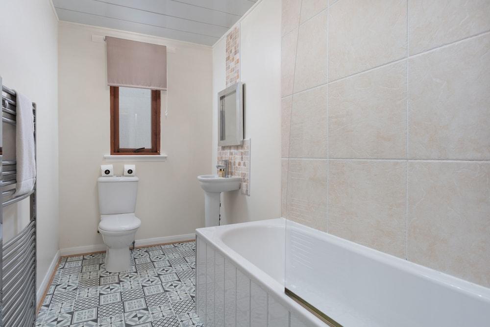 Prestwick Central - Donnini Apartment - Bathroom