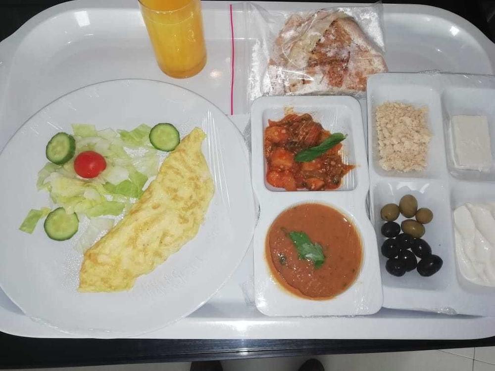 Sahat Al Bondoqia Furnished Apartments - Breakfast Meal